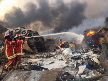 Bombeiros combatem chamas após explosão em Beirute, no Líbano