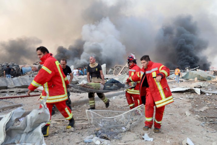 Bombeiros retiram homem ferido do local de explosão em Beirute, no Líbano / Foto: Mohamed Azakir/Reuters (4.ago.2020)