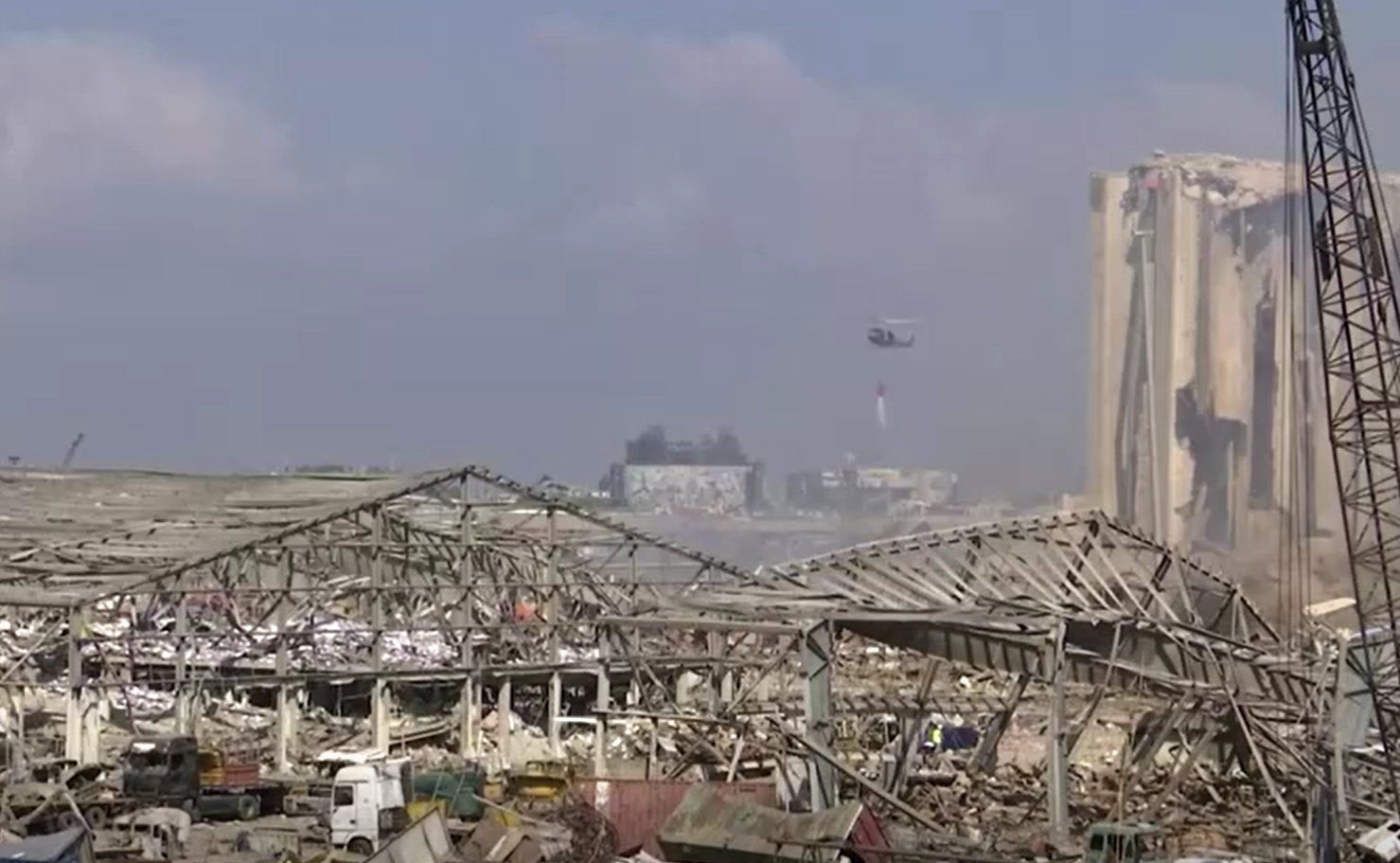 Área do porto de Beirute completamente destruída um dia após a explosão • Foto: Reprodução - 05.ago.2020 / Reuters