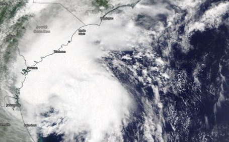 Imagem de satélite mostra Isaias seguindo em direção norte-nordeste dos EUA 