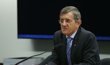 Ex-deputado bolsonarista reverte aposentadoria e volta ao ministério da Saúde
