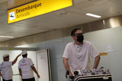 Viajante com máscara chega ao aeroporto de Guarulhos vindo da Europa