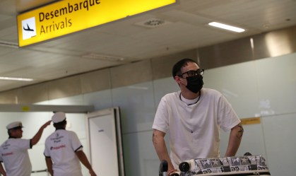 Viajante com máscara chega ao aeroporto de Guarulhos vindo da Europa