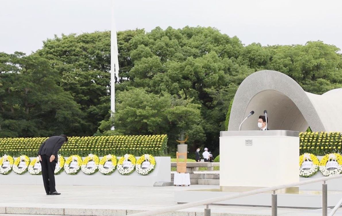 Ex-premiê japonês Shinzo Abe participa de cerimônia memorial aos 75 anos do bombardeio de Hiroshima • Foto: Twitter Shinzo Abe/ Reprodução
