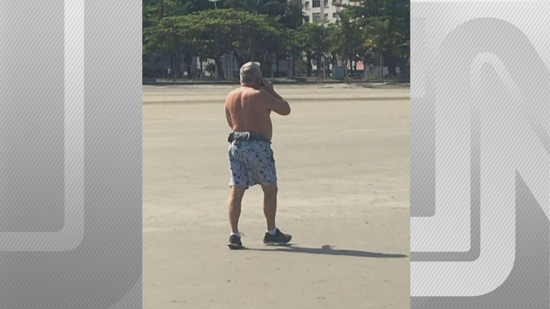 O desembargador Eduardo Siqueira em foto tirada na praia de Santos