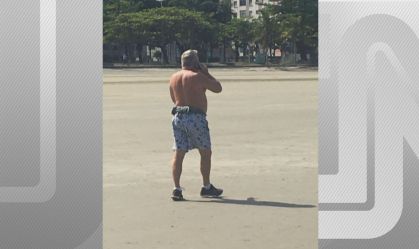 O desembargador Eduardo Siqueira em foto tirada na praia de Santos