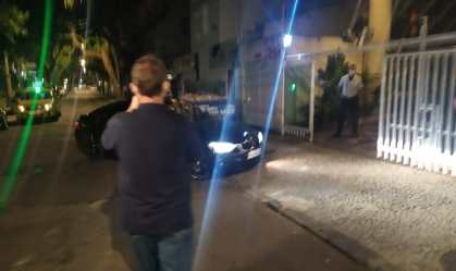 Após ser solto, Edmar Santos chega ao apartamento onde mora, em Botafogo