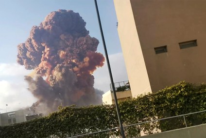 Fumaça na região portuária de Beirute após explosão