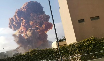 Novos vídeos mostram explosão em Beirute dentro de um hospital
