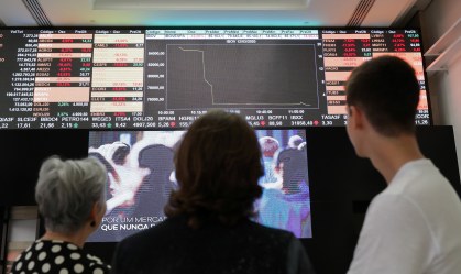 Renda menor ou mais tempo para se aposentar: os entraves da mulher investidora