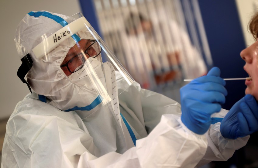 Profissional de saúde colhe amostra para teste de detecção da Covid-19 em Berlim, na Alemanha / Foto: Fabrizio Bensch/Reuters (5.ago.2020)