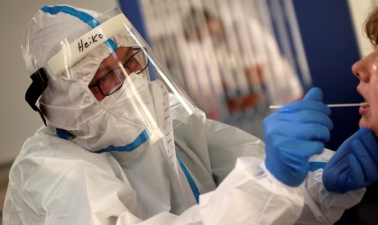 Profissional de saúde colhe amostra para teste de detecção da Covid-19 em Berlim
