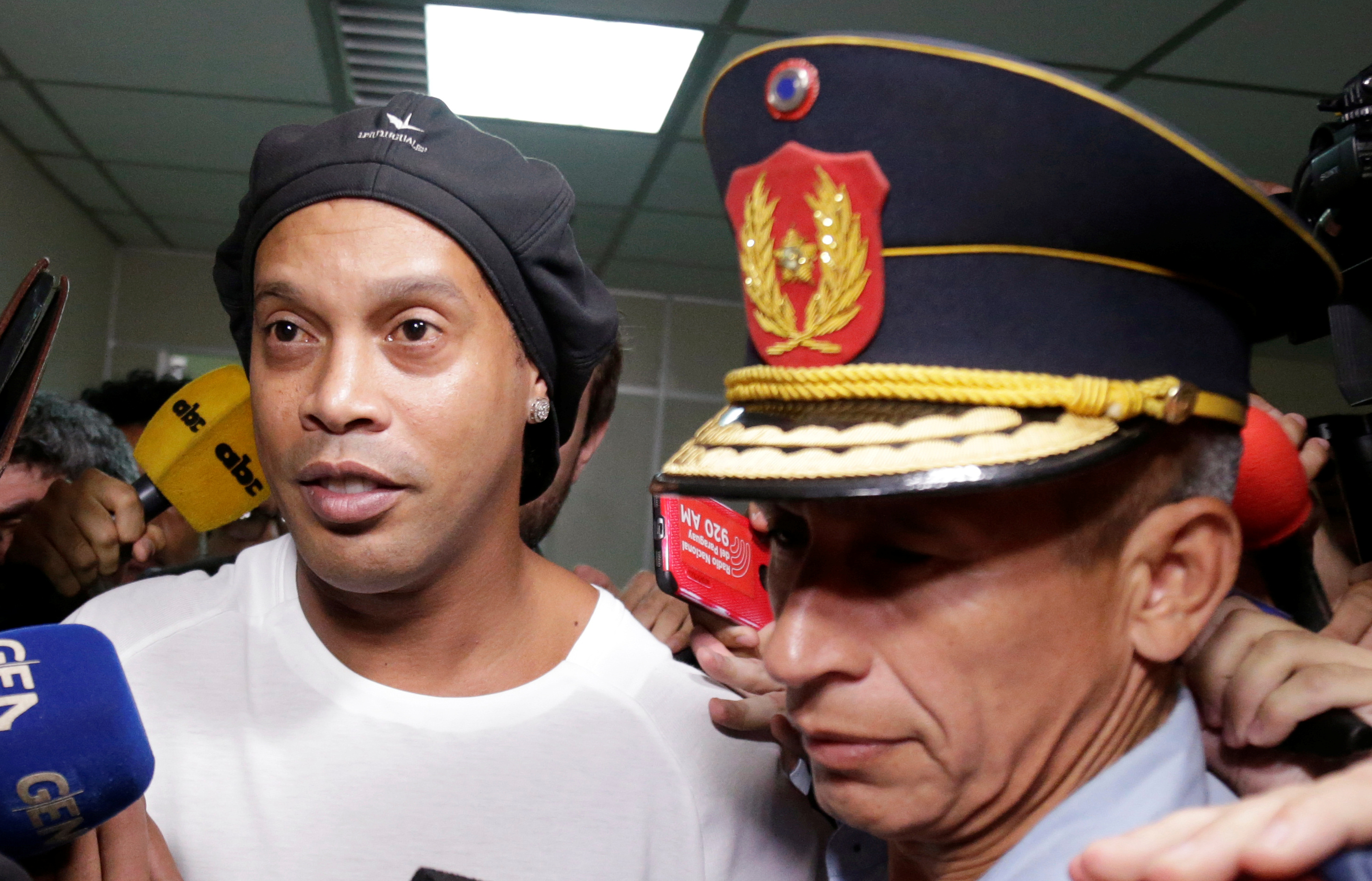 Ronaldinho Gaúcho deixa tribunal em Assunção após prestar depoimento