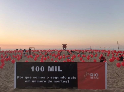 ONG enche a praia de Copacabana com balões vermelhos pelas vítimas da Covid-19