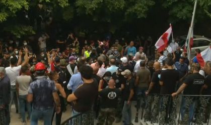 Manifestantes invadem Ministério das Relações Exteriores em Beirute