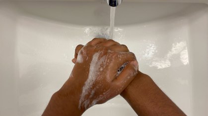 Lavar as mãos com água e sabão