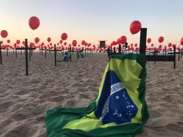Homenagem na praia de Copacabana aos 100 mil mortos da Covid-19 no Brasil