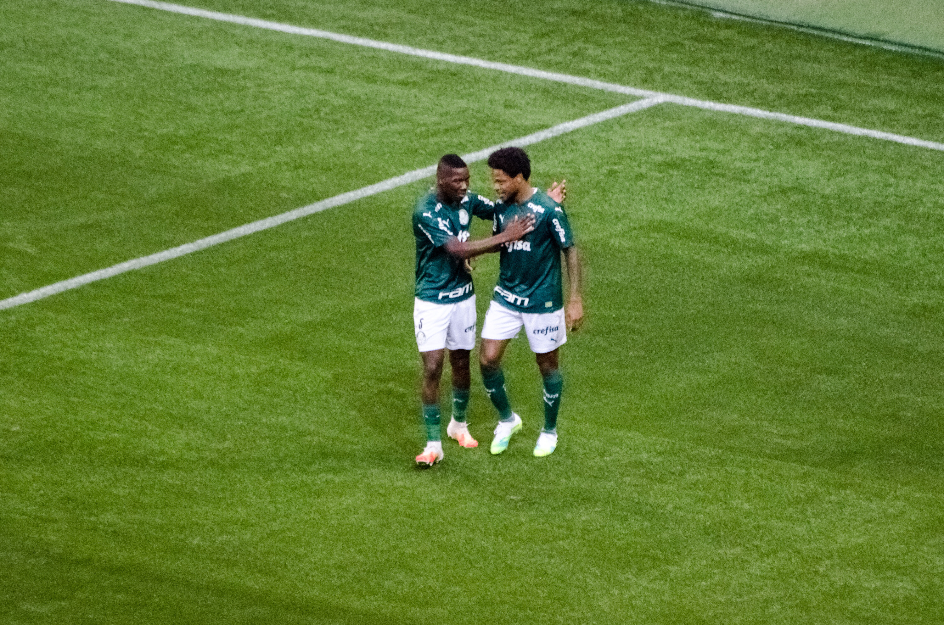 Luiz Adriano, do Palmeiras, comemora com Patrick de Paula após marcar gol.