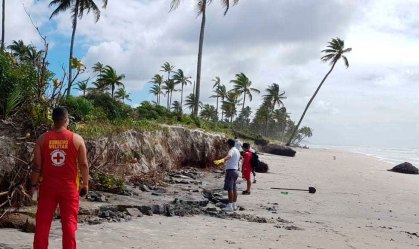 Manchas de óleo são encontradas em Ilhéus, na Bahia