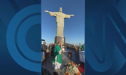 Missa no Cristo Redentor homenageia os 100 mil mortos pela Covid-19 no Brasil