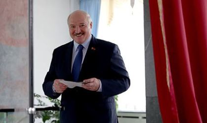Lukashenko diz que Putin se dispôs a ajudar a 'garantir segurança' em Belarus
