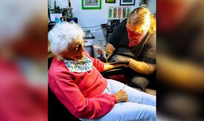 Mulher de 103 anos faz sua 1ª tatuagem para riscar de uma nova lista de desejos