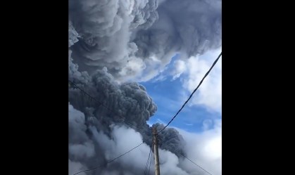 Vulcão na Indonésia entra em erupção pela segunda vez em três dias