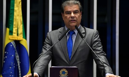 Embaixador e senador da comitiva de Bolsonaro dão positivo para coronavírus