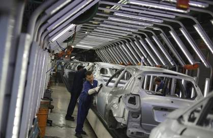 Trabalhadores em linha de montagem de fábrica de automóveis em São Bernardo