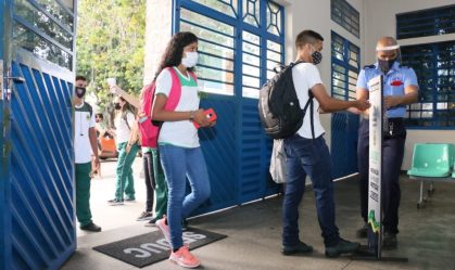 Cerca de 110 mil alunos voltaram às aulas presenciais em Manaus nesta segunda