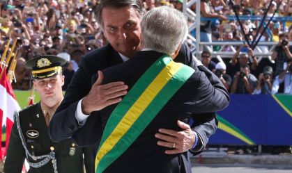 Bolsonaro oficializa missão ao Líbano com Temer, Skaf, senadores e militares