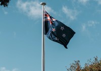 Nova Zelândia em alerta para mais inundações após estrada colapsar e morte