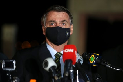 O presidente Jair Bolsonaro conversa com repórteres no Palácio da Alvorada