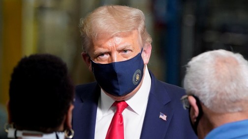 O presidente dos EUA, Donald Trump, usa máscara ao falar com trabalhadores