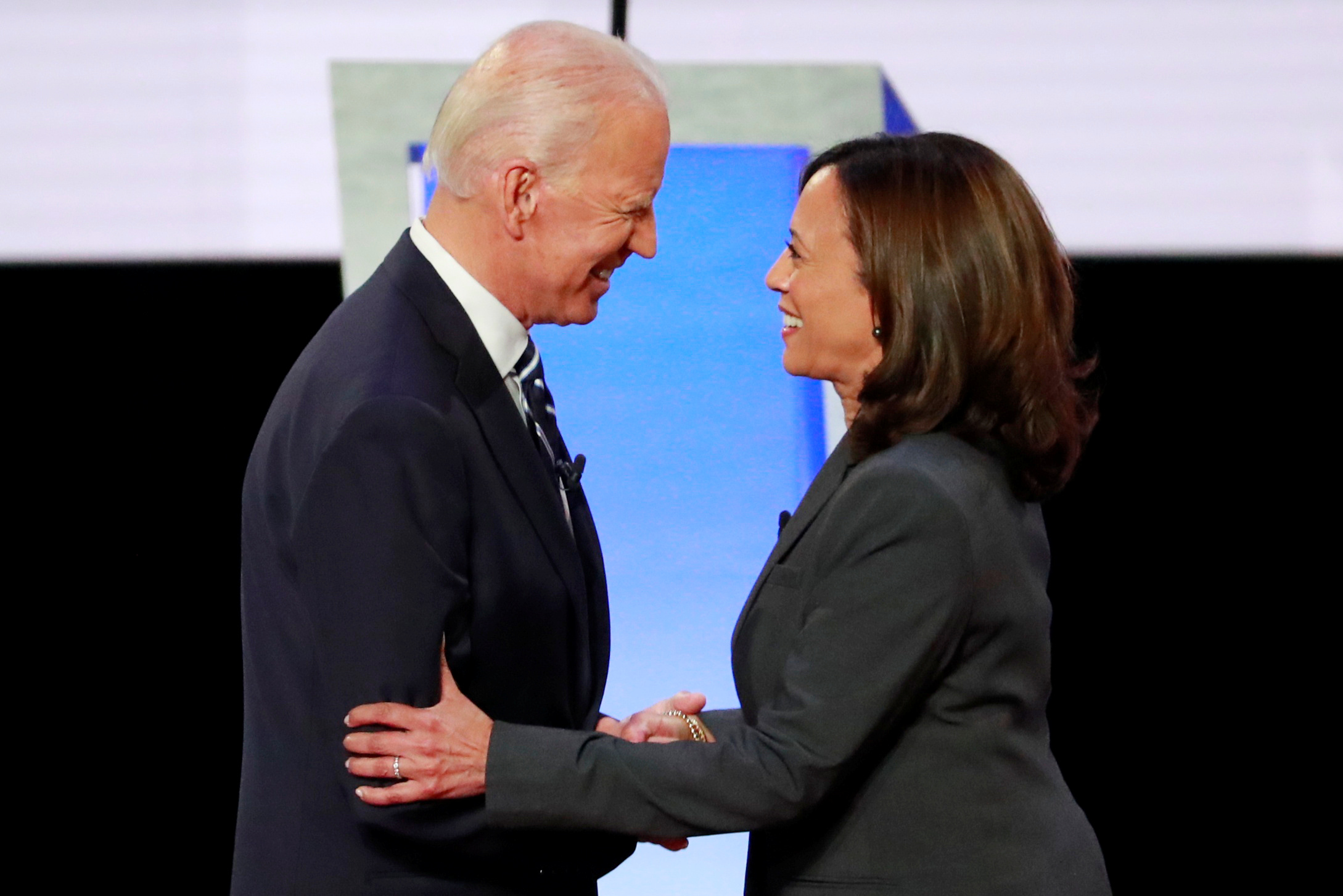 Joe Biden, candidato democrata à presidência, ao lado da senadora Kamala Harris