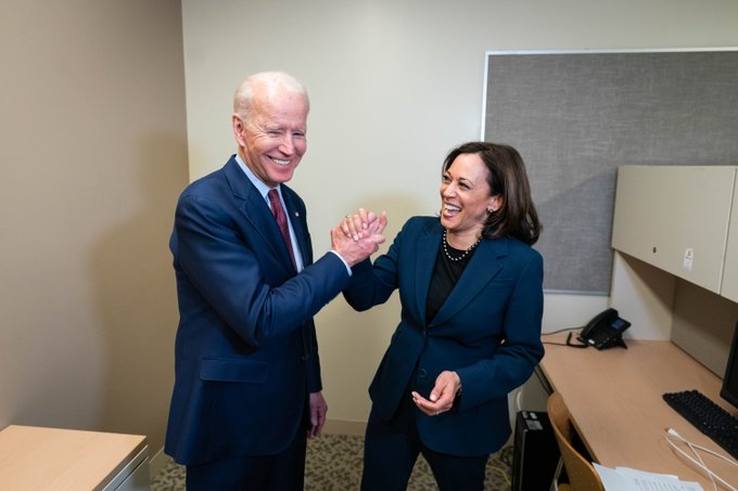 Joe Biden ao lado de sua companheira de chapa, a senadora Kamala Harris