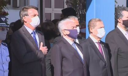 O presidente Jair Bolsonaro, o ex-presidente Michel Temer e mais autoridades no 