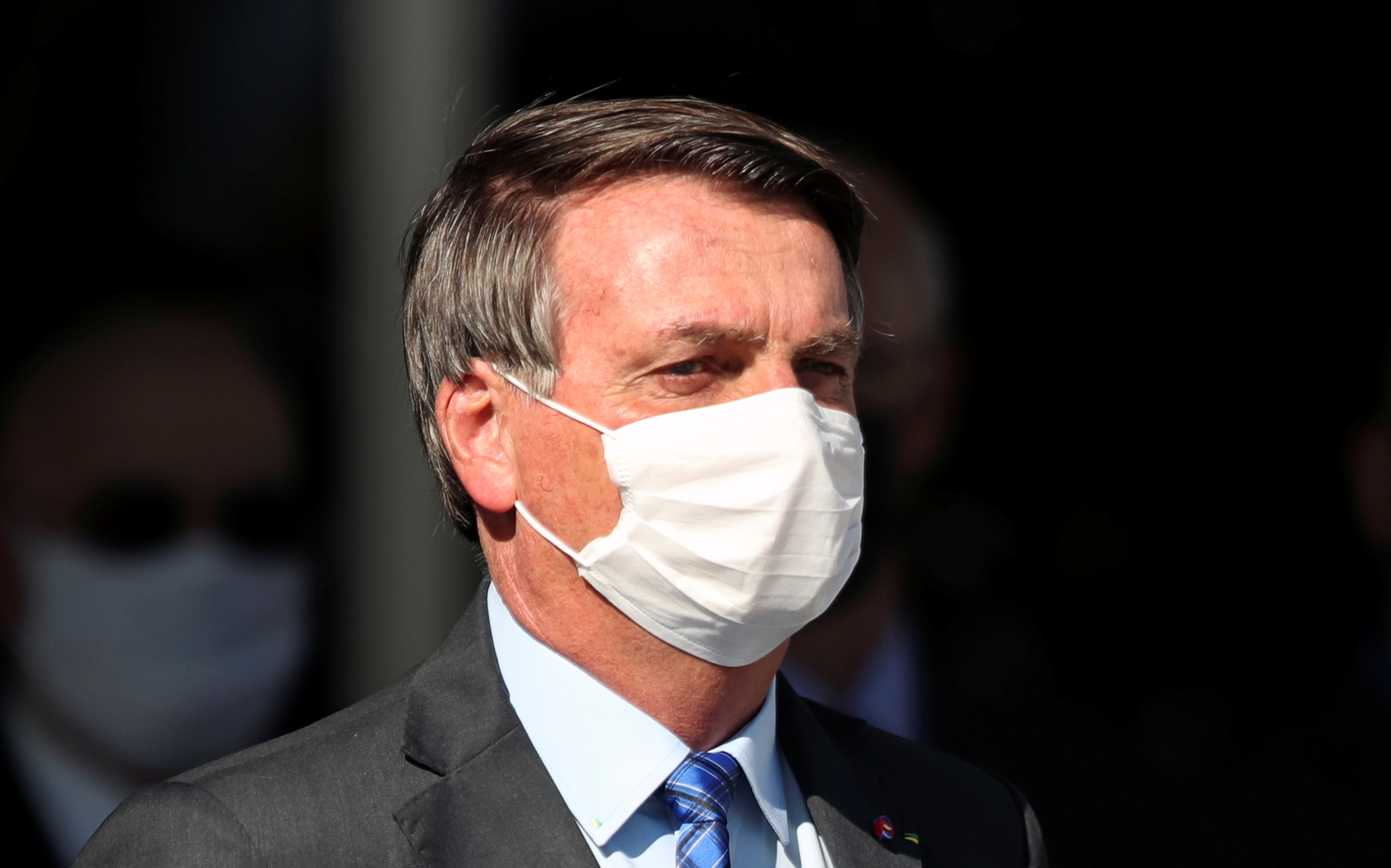 O presidente Jair Bolsonaro usa máscara em visita à São Paulo