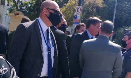 Bolsonaro visita viúva de PM morto em São Paulo