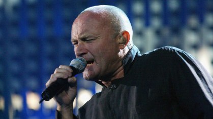 Phil Collins cantando em show