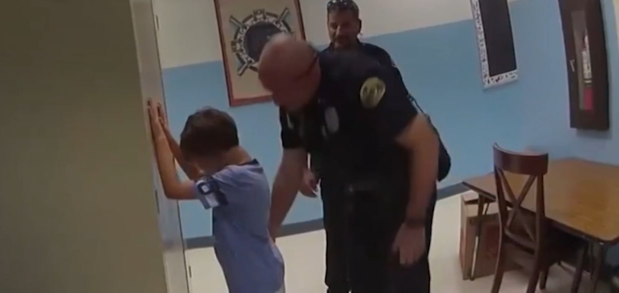Policial prende menino de 8 anos em escola