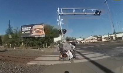 Policial salva cadeirante de ser atropelado em linha de trem nos Estados Unidos