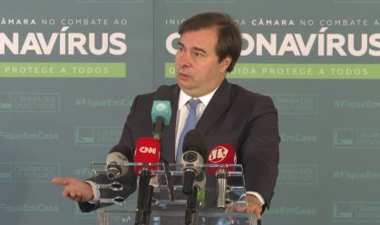 Maia diz que possível 'novo Bolsa Família' deve cumprir teto e não gerar imposto