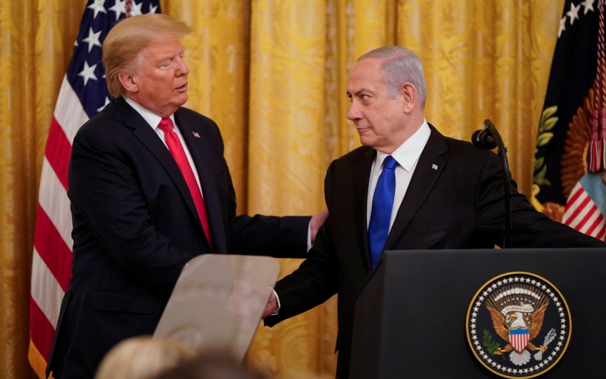 Trump cumprimenta Netanyahu durante entrevista coletiva na Casa Branca em 2020 / Foto: Joshua Roberts - 28.jan.2020 / Reuters