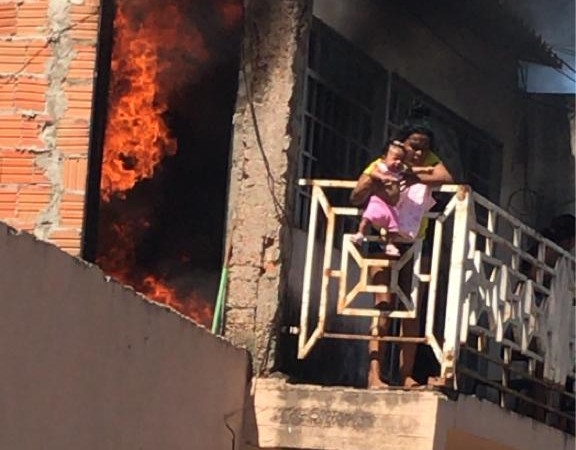 Avó salva neta de incêndio em Cuiabá, no Mato Grosso