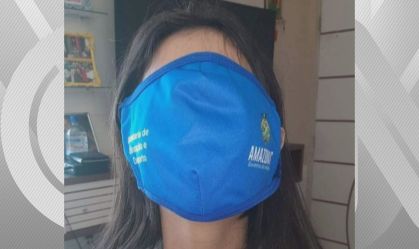 Máscaras gigantes para alunos do AM viralizam; Secretaria diz que serão trocadas