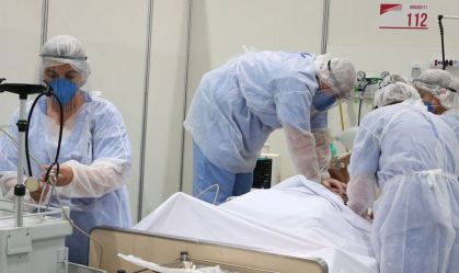 Tratamento de paciente com coronavírus em leito de UTI