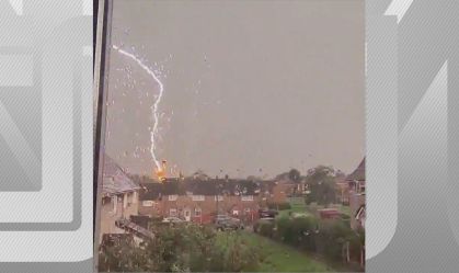 País de Gales: vídeo registra momento em que raio atinge poste durante temporal