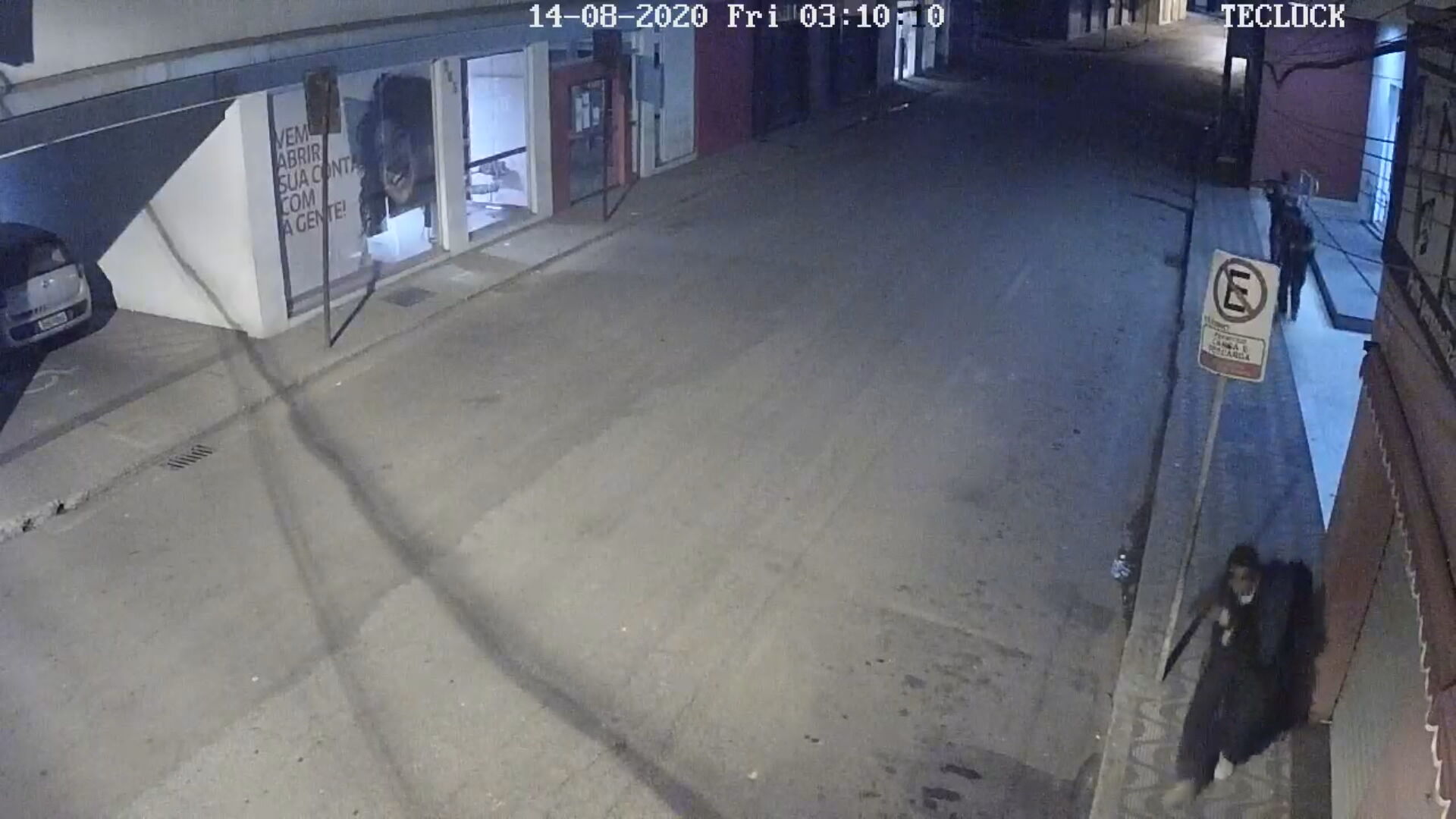 Câmera de segurança registrou tentativa de roubo a banco em Brumadinho (MG)