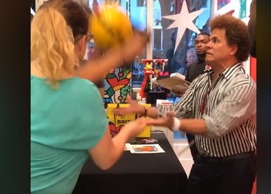 Momento do vídeo em que obra de Romero Britto é quebrada na frente do artista